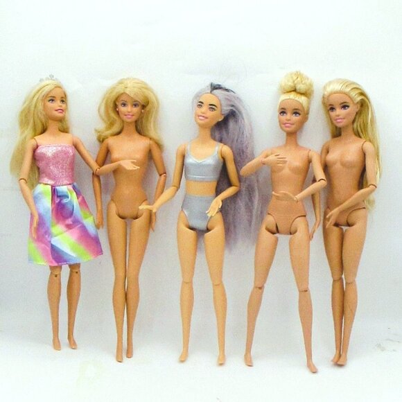 Lot Of 5 Barbie Dolls Made To Move Articulated Bodies Mix Styles Outfits Blonde - Picture 4 of 4